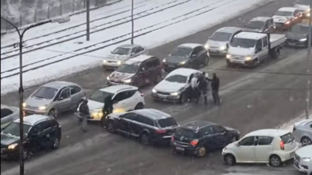 Екшън на оживен булевард се разигра в разгара на усложнената зимна