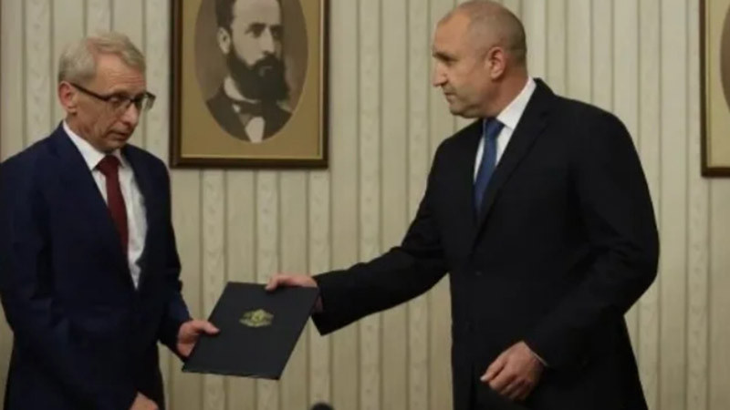 Президентът Радев готви служебен кабинет с ПП-ДБ?