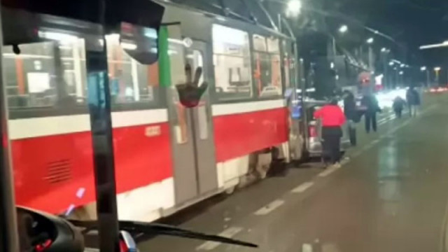 Трамвай и лек автомобил се сблъскаха на бул Възкресение преди