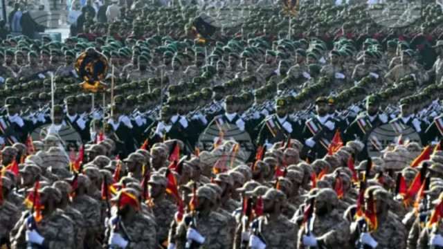 Иранската армия и Революционната гвардия излязоха с твърди позиции в