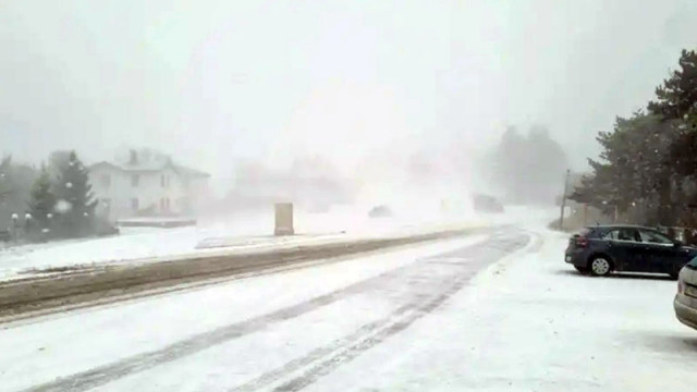 Заради обилен снеговалеж за движение на тежкотоварни автомобили е затворен