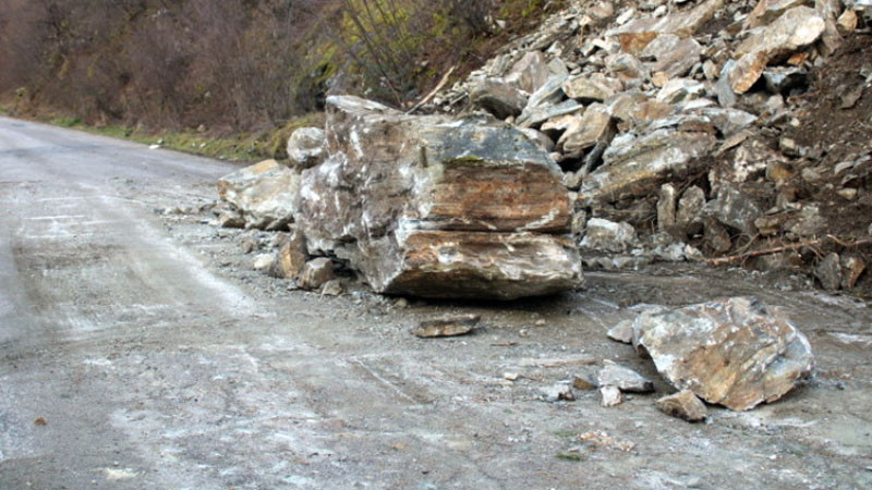 Свлачище блокира пътя Смолян-Девин