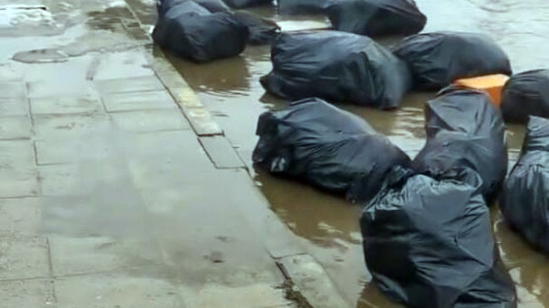 Чували с боклук плават по столичен булевард