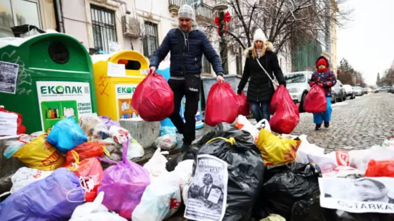 Софиянци занесоха боклука си пред Столичната община (СНИМКИ)