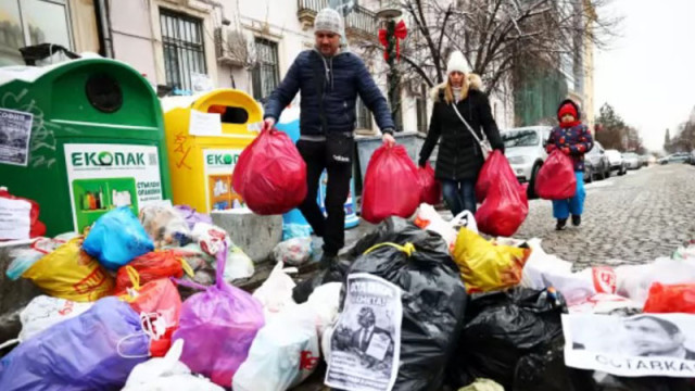 Граждани се събраха на протест пред Столичната община заради проблема