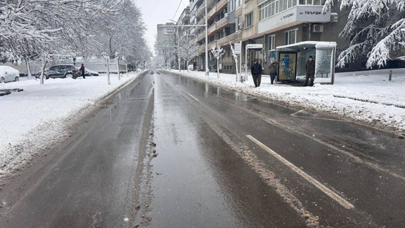 Кола отнесе павилион на спирка в Русе