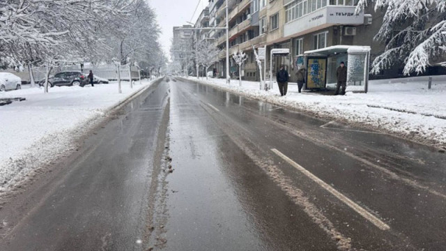 Лек автомобил се е врязал в автобусна спирка ул Борисова