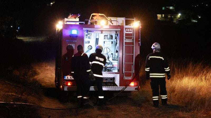 Трима души загинаха при два пожара в страната