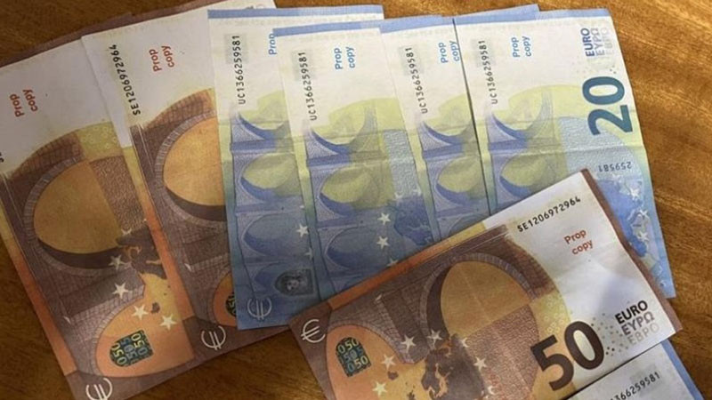 Младежи закупили онлайн реквизитни банкноти в евро и опитали да пазаруват с тях
