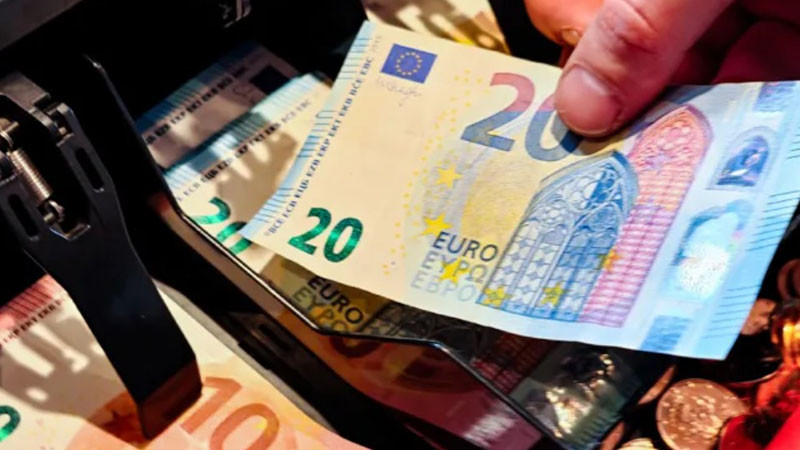 Младежи поръчали 125 фалшиви банкноти от интернет, опитали да ги пласират във Ветово