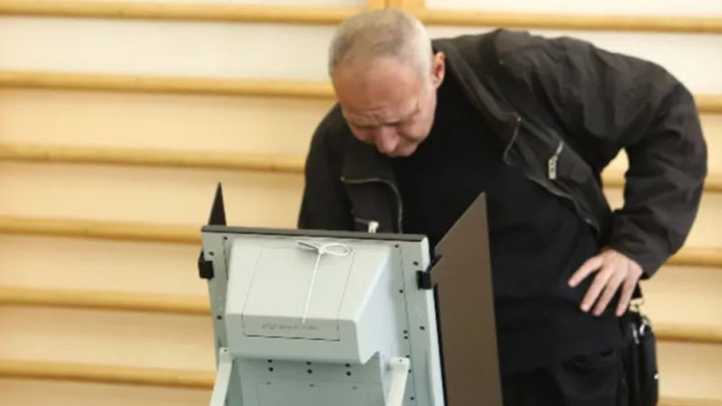 Протест на ПП-ДБ и контрапротест на "Възраждане" "за" и "против" 100 % машинно гласуване