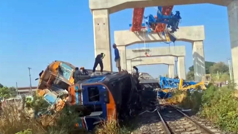 Кран падна върху влак в Тайланд, най-малко 22 души загинаха