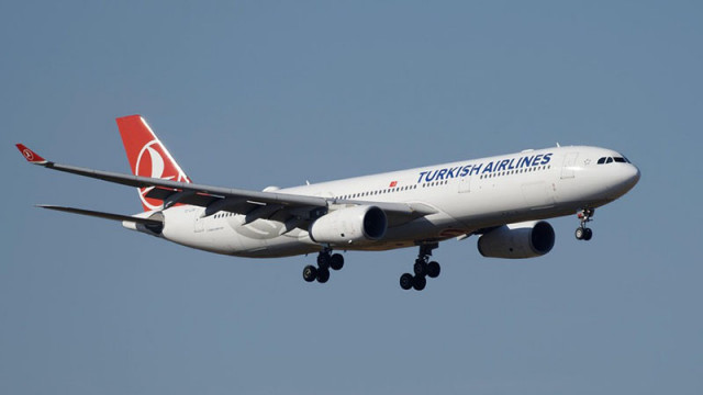 Самолет на Турските авиолинии Turkish Airlines пътуващ от Истанбул за
