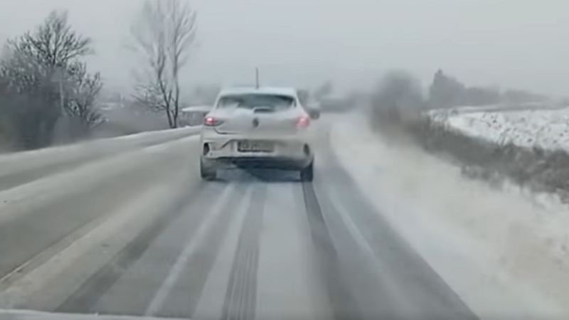 Екипи на Пътна полиция следят пътната обстановка във Варненска област