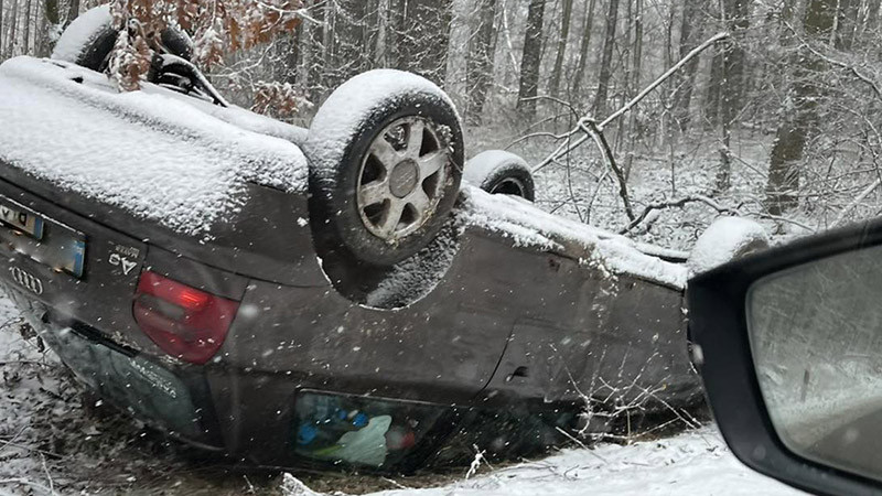 Автомобил се е обърнал по пътя за Харамията