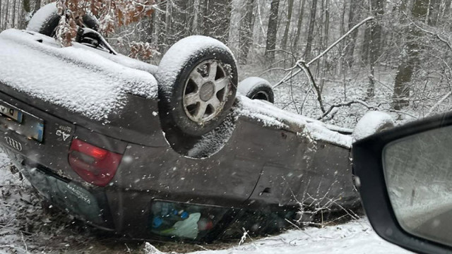 Автомобил се е обърнал по пътя за местността Харамията Това