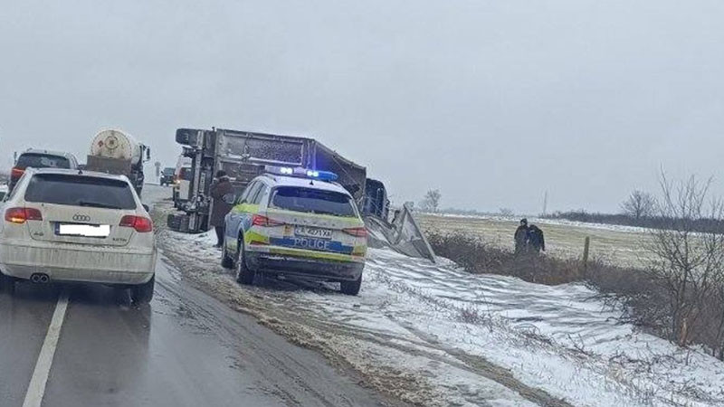 Зърновоз се обърна на разклона на Осеново в посока Варна