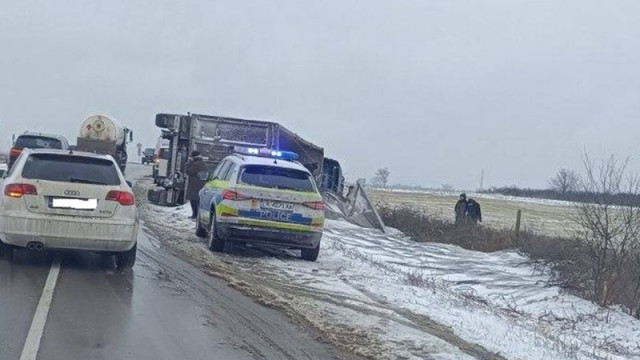 За обърнат зърновоз извозващ слънчоглед на разклона на аксаковското село Осеново