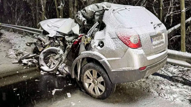 Двама мъже загинаха на място при челен удар между джип