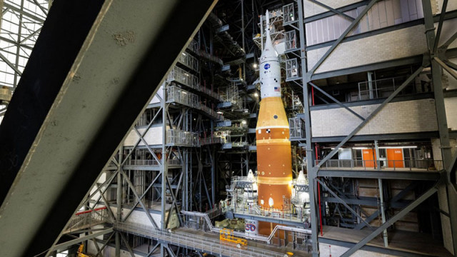 Мега ракета която трябва да отведе астронавти на Луната за