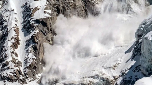 Най малко осем души загинаха при три лавини в Австрия