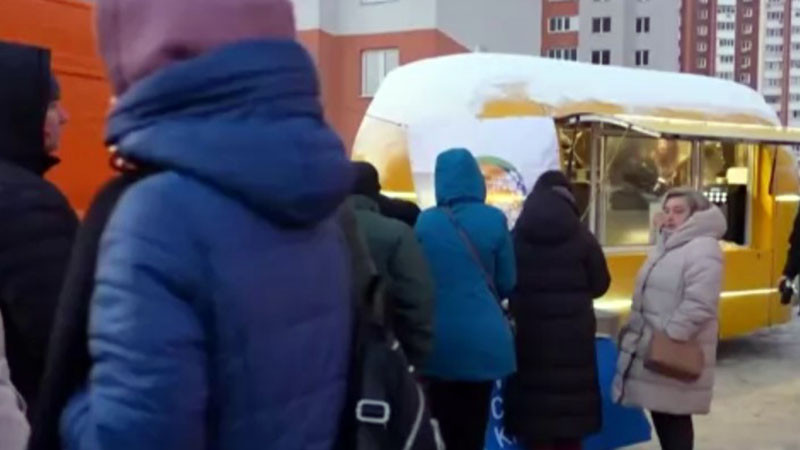 Жители на Киев се редят за топла храна след ударите по електроцентрали