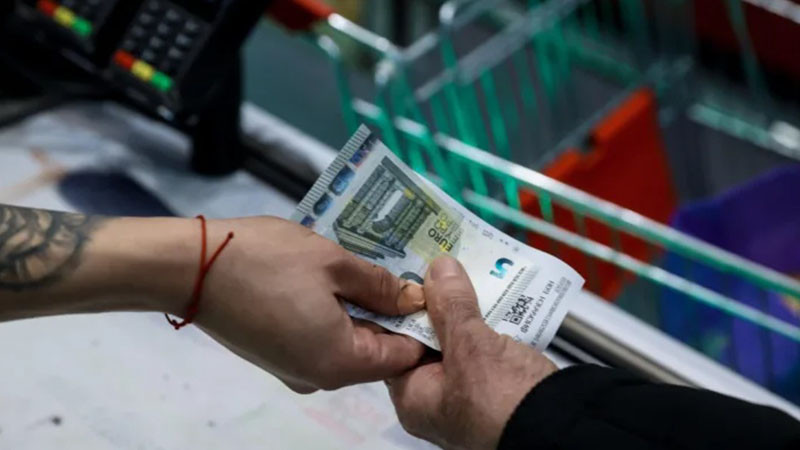 Платиха с фалшива банкнота от 100 евро на доставчик на пица в Монтана