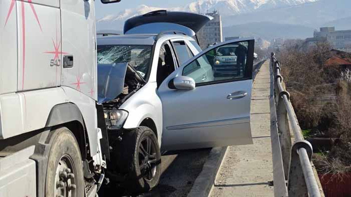 Камион помете 7 коли в Айтос, жена загина, има и много ранени