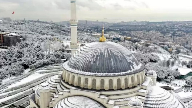 Силен снеговалеж засипа Истанбул по интензивно в европейските райони на