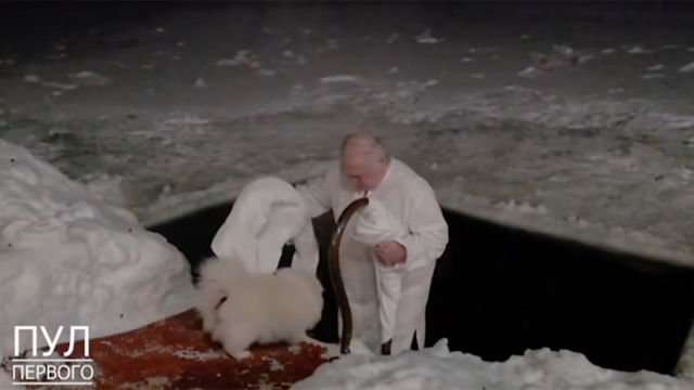 Лукашенко влезе в ледените води на минус 15 градуса Белоруският