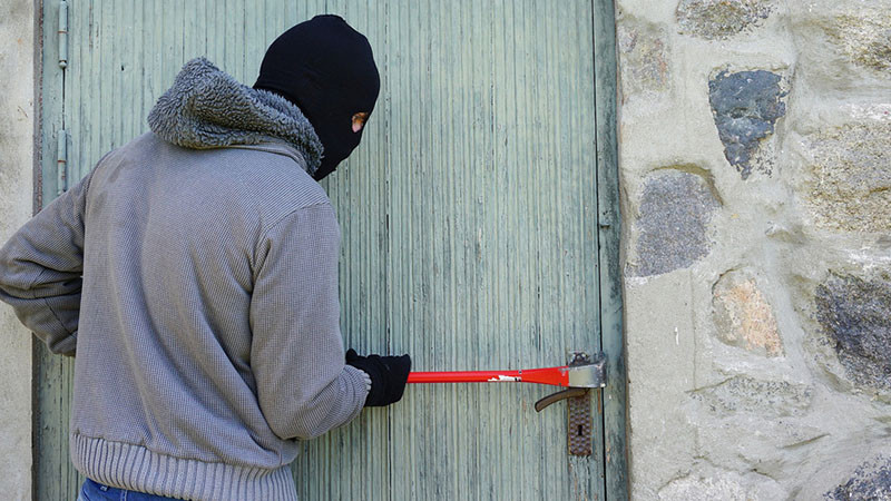 Близо 20 000 евро и златни накити откраднаха от къща в Берковица