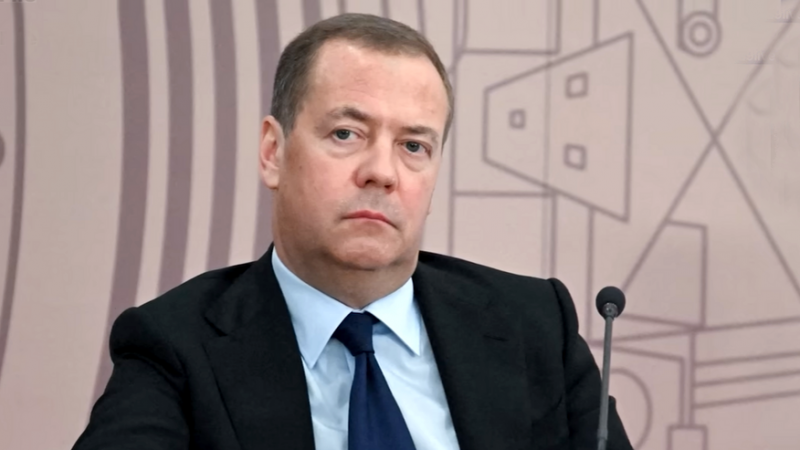 Медведев: Тръмп иска да се приравни с президента Путин