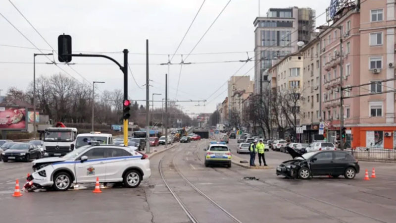 Няма данни за сериозно пострадали Челна катастрофа между служебен автомобил