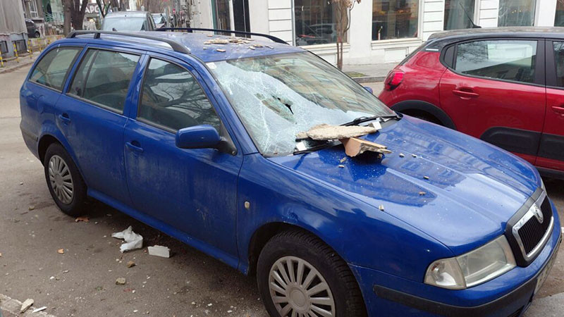 Парчета от фасадата на къща-паметник на културата паднаха върху кола във Варна