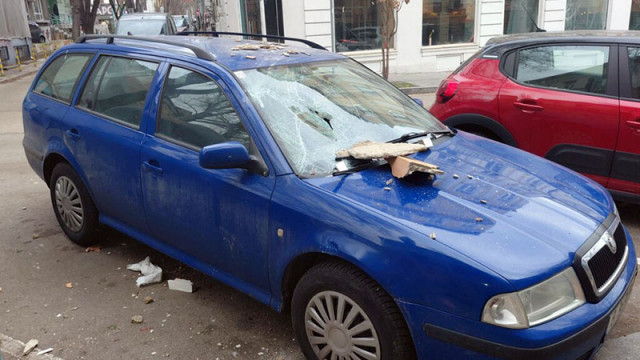 Големи парчета от фасадата на къщата на общественика Иван Драсов