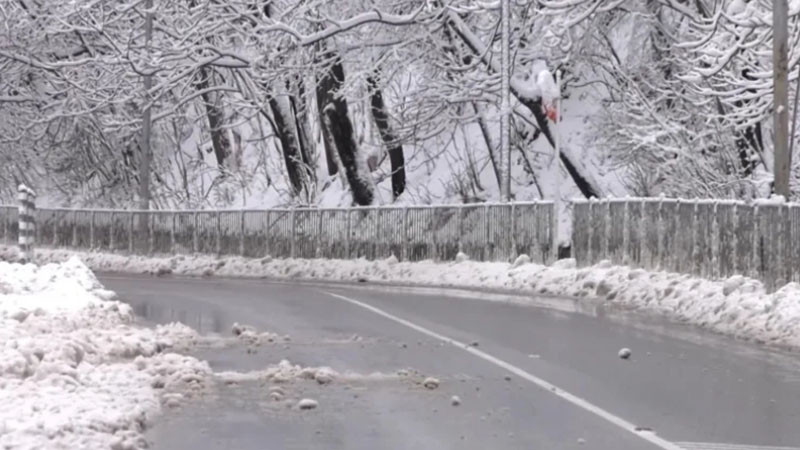 Обилен снеговалеж затвори Троянския проход