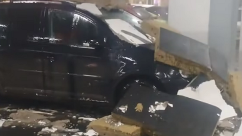 Падна част от тавана на паркинга на Кауфланд във Варна, удари кола