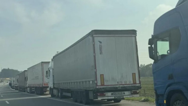 Продължават опашките от тежкотоварни автомобили на магистрала  Марица които чакат