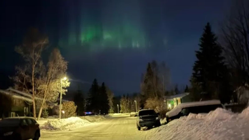Северно сияние озари в небесен спектакъл Аляска