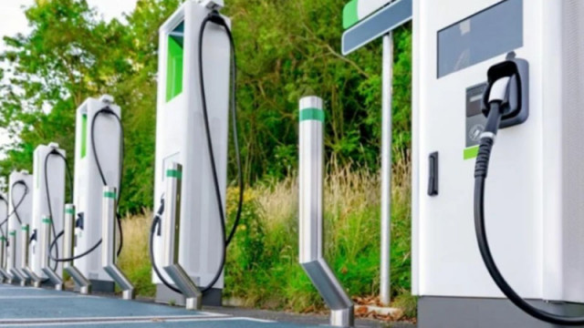 Вицепремиерът и министър на транспорта и съобщенията в оставка Гроздан Караджов връчи