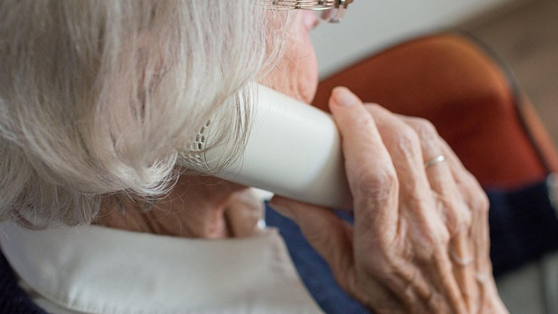 Възрастна жена даде 21 хиляди лева и 330 евро на ало измамници, за да "съдейства на полицията"