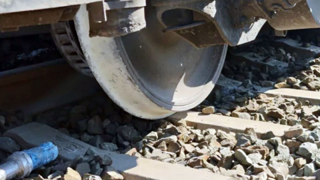 Бързият влак от Кюстендил за София дерайлира в паднали на