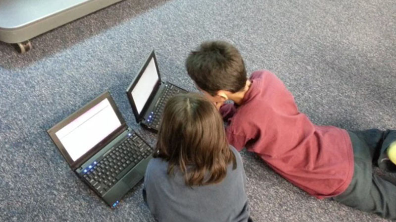 След Австралия и Франция е напът да забрани социалните мрежи за деца под 15 години