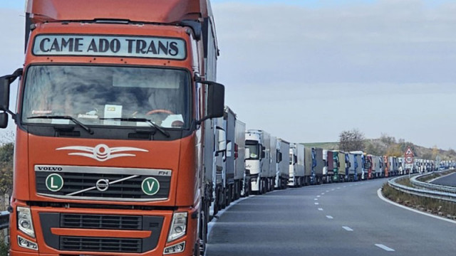 Тир се вряза в опашката от чакащи тирове на няколко