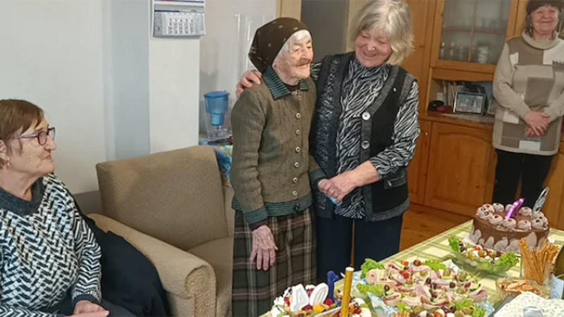 Баба Божана стана на 104 години: Цял живот работи в бригада за зеленчуци в родното си село