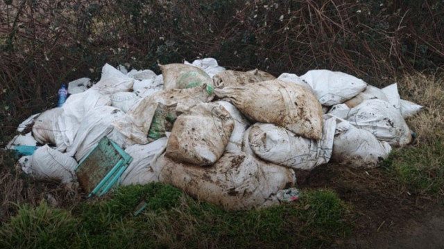 Само на метри след табелата за край на Карлово крайпътна