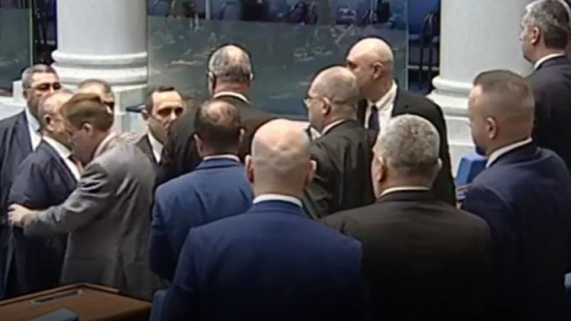 Председателят на Народното събрание Рая Назарян прекъсна за кратко заседанието