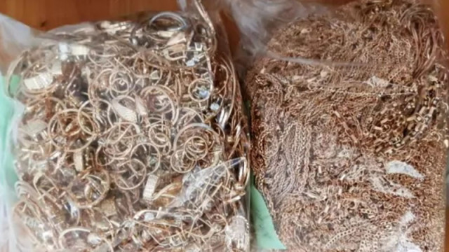 Близо 1 кг златни изделия  укрити от двама пътници задържаха