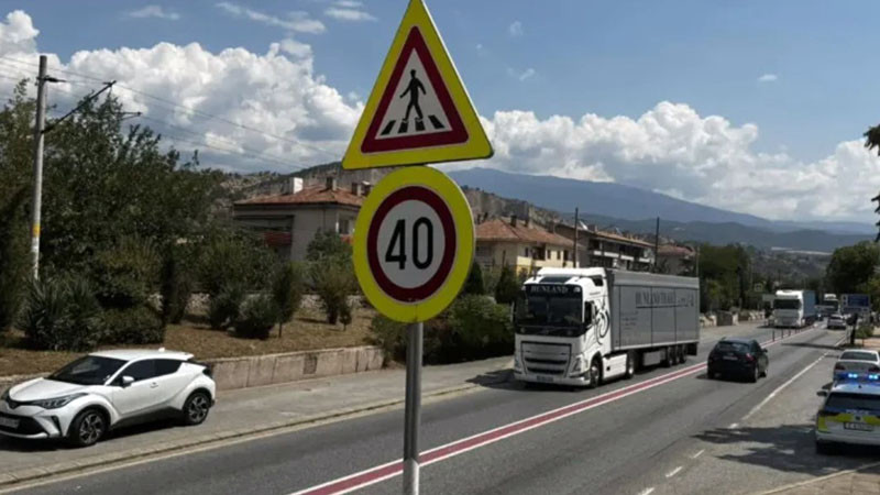 Паднала скала затруднява движението в Кресненското дефиле