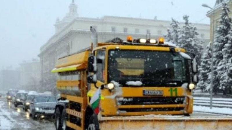 165 снегопочистващи машини са в готовност в София, извършват се обработки